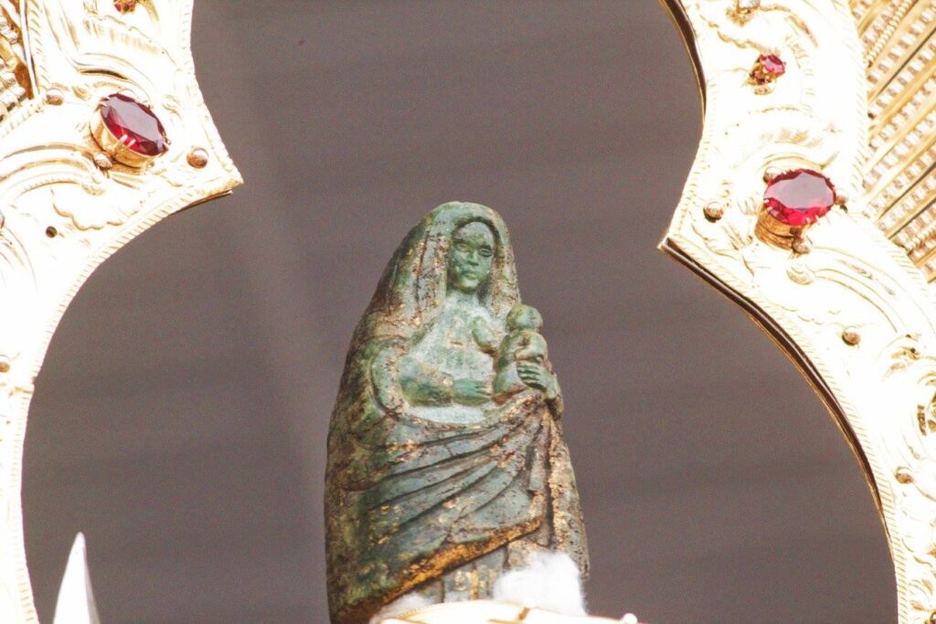 Virgen de los Ángeles Statue