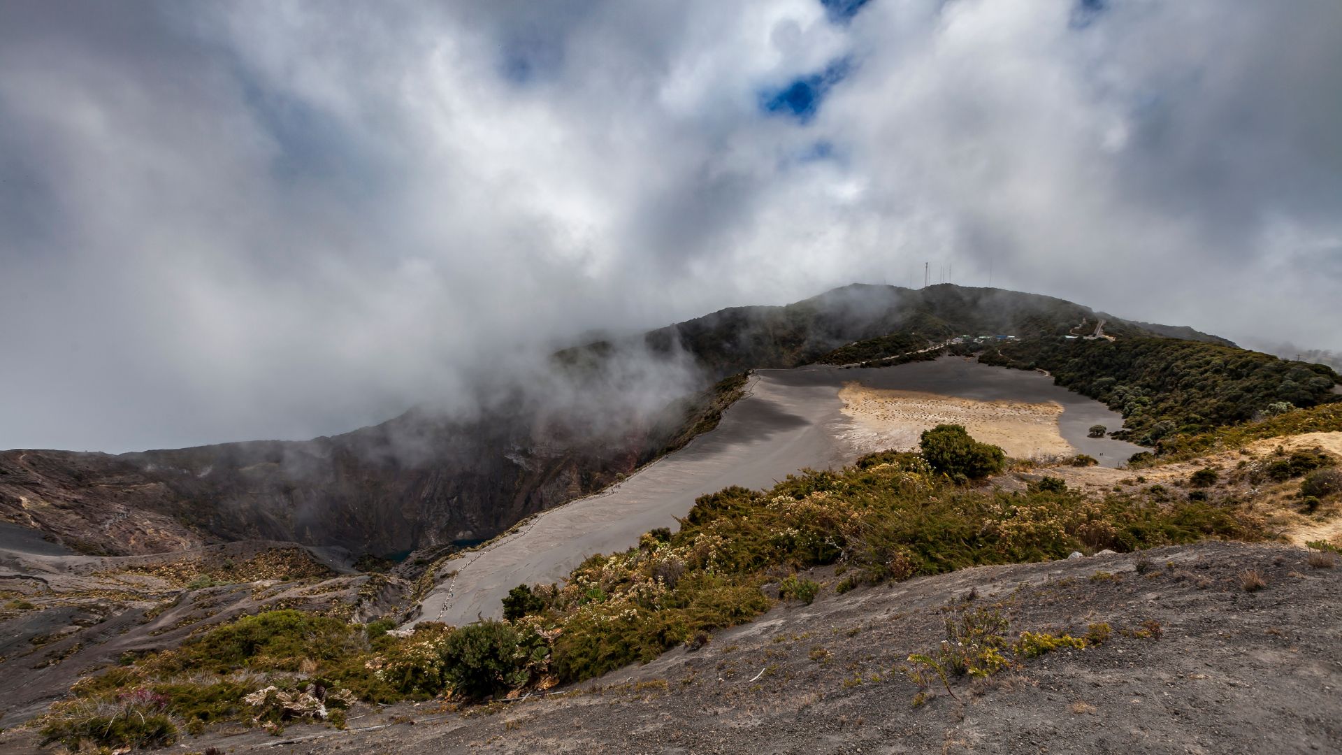 Le Minae invite à une randonnée pour observer le coucher du soleil au Parc national du volcan Irazú
