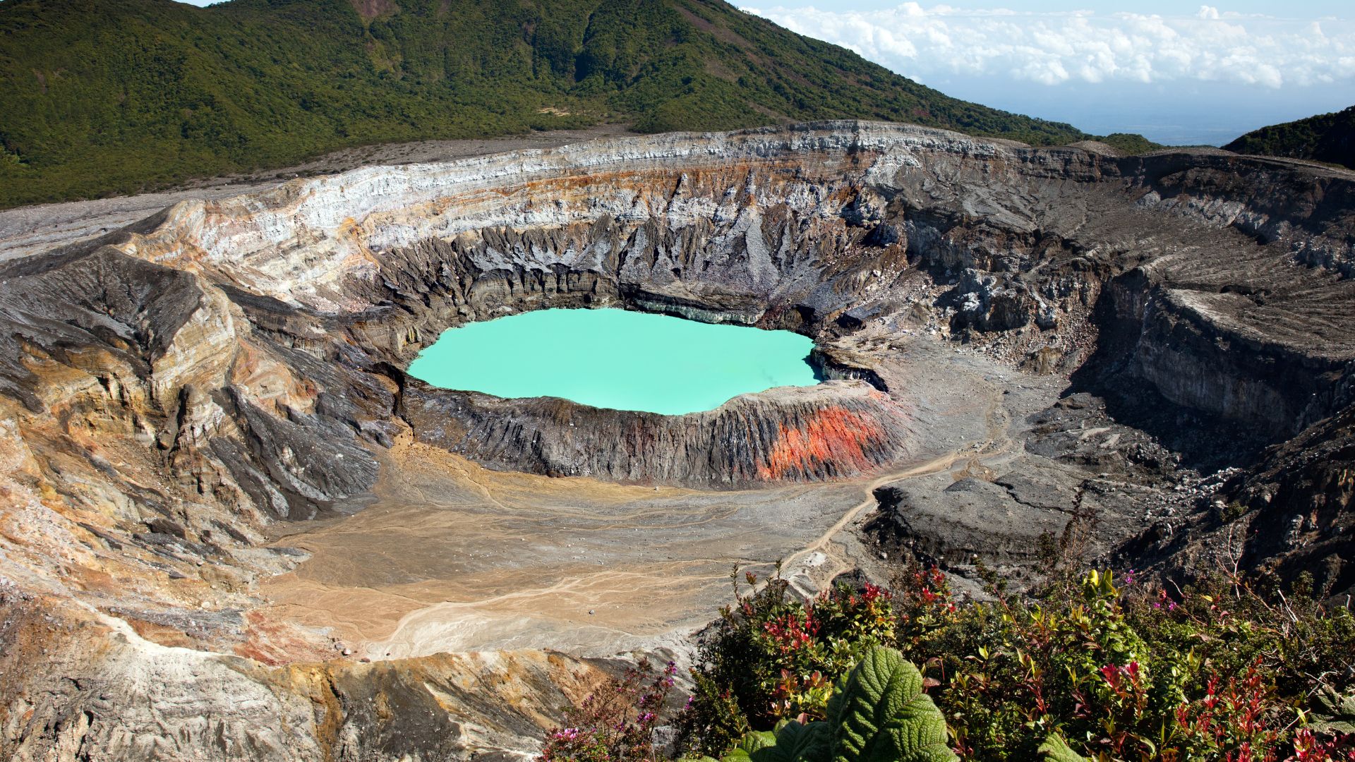 Alerta Verde: La Comisión Nacional de Emergencias Frente a la Actividad del Volcán Poás