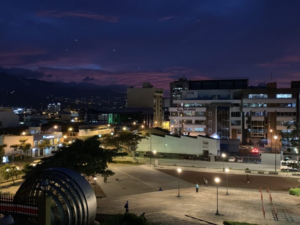 Panorama del Art City Tour en San José mostrando calles iluminadas y visitantes disfrutando de la experiencia cultural nocturna